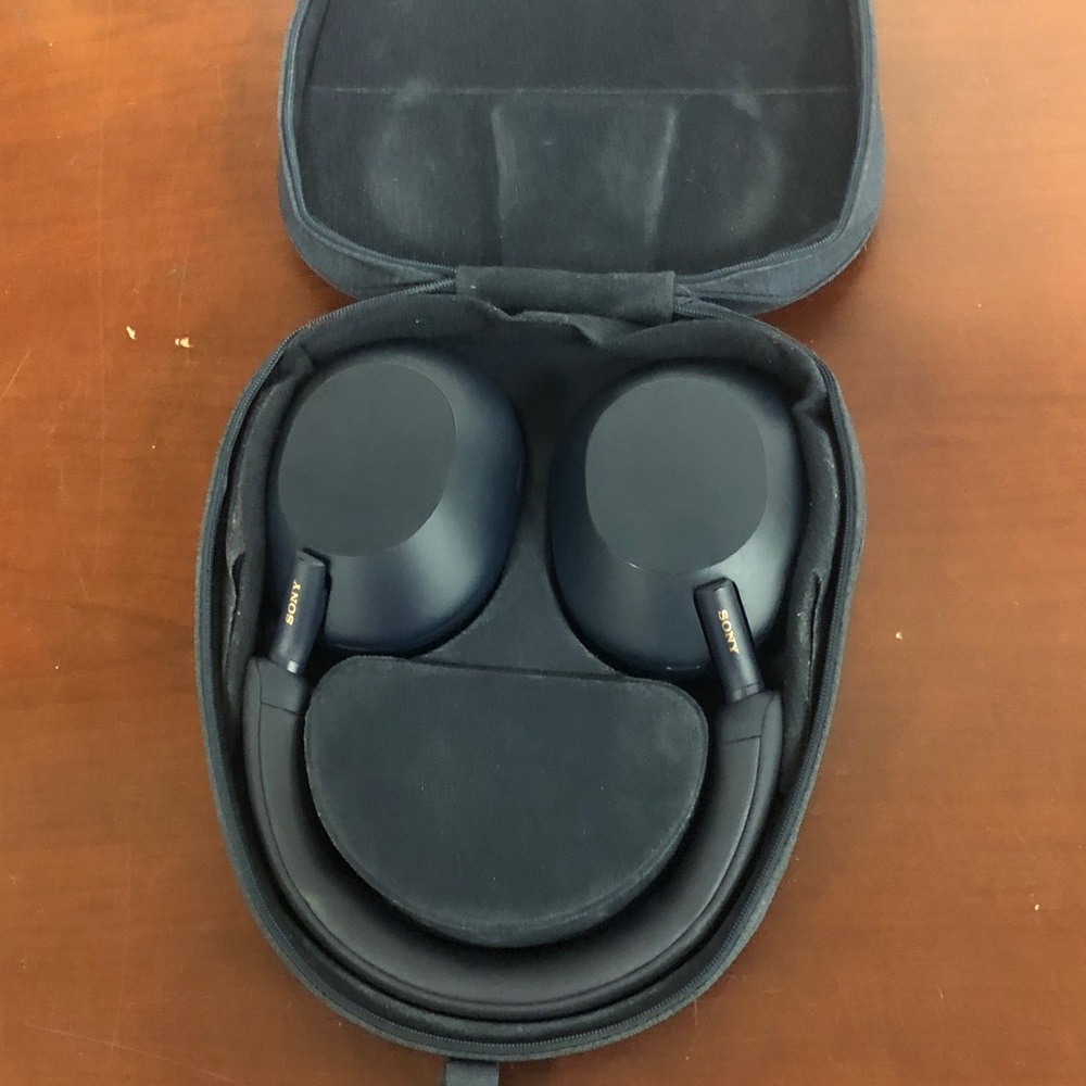 Sony WH-1000XM5 Wireless Over-Ear Headphones in Dark Blue noise-cancelling - Picture 2 of 10